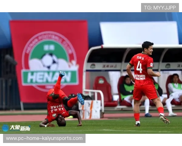 前锋背身停球转身抽射：完美进球的艺术